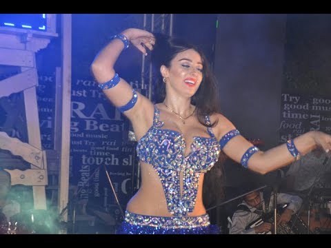 مقطع رقص شرقي جديد لصافيناز في فرح بفستان عريان
